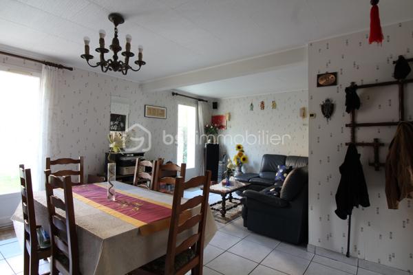 À VENDRE – Beau duplex de 89m² avec jardin privatif et garage
Dans un secteur résidentiel et recherché de Livry-Gargan, découvrez ce agréable duplex de 100 m², idéal pour une famille à la recherche d'un logement spacieux, fonctionnel et bénéficiant d'un extérieur.
🏡 Un agencement idéal pour une famille
Le bien se compose :
Au rez-de-chaussée :
Une cuisine
Un agréable salon / séjour
Un accès direct au jardin privatif
À l'étage :
3 chambres
Une salle de bains
Un WC
Le duplex bénéficie également d'un garage privatif, particulièrement appréciable pour stationner son véhicule ou disposer d'un espace de rangement supplémentaire.
Pour davantage de confort, le logement est également équipé de la climatisation.
🌳 Un extérieur privilégié
Le jardin privatif constitue un véritable atout pour profiter des beaux jours, organiser des repas en extérieur ou offrir un espace de jeux aux enfants.
📍 Un emplacement pratique
Le bien bénéficie d'un environnement résidentiel et calme, tout en restant à proximité des commodités du quotidien : commerces, écoles, services et équipements de proximité.
Livry-Gargan bénéficie par ailleurs d'une situation intéressante pour les déplacements, avec un accès aux principaux axes routiers du secteur et aux transports permettant de rejoindre notamment Paris et les communes voisines.
⭐ Les + du bien
100 m²
Duplex
3 chambres
Jardin privatif
Garage
Climatisation
Environnement résidentiel
Idéal pour une famille
Un bien rare offrant le confort d'une maison avec jardin et garage, tout en restant proche des commodités.
À découvrir rapidement !