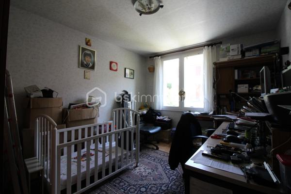 À VENDRE – Beau duplex de 89m² avec jardin privatif et garage
Dans un secteur résidentiel et recherché de Livry-Gargan, découvrez ce agréable duplex de 100 m², idéal pour une famille à la recherche d'un logement spacieux, fonctionnel et bénéficiant d'un extérieur.
🏡 Un agencement idéal pour une famille
Le bien se compose :
Au rez-de-chaussée :
Une cuisine
Un agréable salon / séjour
Un accès direct au jardin privatif
À l'étage :
3 chambres
Une salle de bains
Un WC
Le duplex bénéficie également d'un garage privatif, particulièrement appréciable pour stationner son véhicule ou disposer d'un espace de rangement supplémentaire.
Pour davantage de confort, le logement est également équipé de la climatisation.
🌳 Un extérieur privilégié
Le jardin privatif constitue un véritable atout pour profiter des beaux jours, organiser des repas en extérieur ou offrir un espace de jeux aux enfants.
📍 Un emplacement pratique
Le bien bénéficie d'un environnement résidentiel et calme, tout en restant à proximité des commodités du quotidien : commerces, écoles, services et équipements de proximité.
Livry-Gargan bénéficie par ailleurs d'une situation intéressante pour les déplacements, avec un accès aux principaux axes routiers du secteur et aux transports permettant de rejoindre notamment Paris et les communes voisines.
⭐ Les + du bien
100 m²
Duplex
3 chambres
Jardin privatif
Garage
Climatisation
Environnement résidentiel
Idéal pour une famille
Un bien rare offrant le confort d'une maison avec jardin et garage, tout en restant proche des commodités.
À découvrir rapidement !