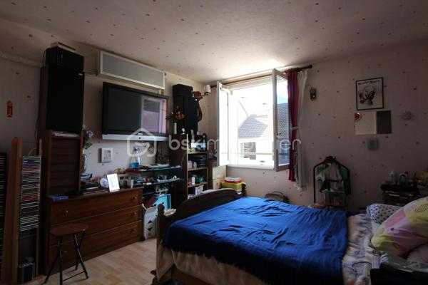 À VENDRE – Beau duplex de 89m² avec jardin privatif et garage
Dans un secteur résidentiel et recherché de Livry-Gargan, découvrez ce agréable duplex de 100 m², idéal pour une famille à la recherche d'un logement spacieux, fonctionnel et bénéficiant d'un extérieur.
🏡 Un agencement idéal pour une famille
Le bien se compose :
Au rez-de-chaussée :
Une cuisine
Un agréable salon / séjour
Un accès direct au jardin privatif
À l'étage :
3 chambres
Une salle de bains
Un WC
Le duplex bénéficie également d'un garage privatif, particulièrement appréciable pour stationner son véhicule ou disposer d'un espace de rangement supplémentaire.
Pour davantage de confort, le logement est également équipé de la climatisation.
🌳 Un extérieur privilégié
Le jardin privatif constitue un véritable atout pour profiter des beaux jours, organiser des repas en extérieur ou offrir un espace de jeux aux enfants.
📍 Un emplacement pratique
Le bien bénéficie d'un environnement résidentiel et calme, tout en restant à proximité des commodités du quotidien : commerces, écoles, services et équipements de proximité.
Livry-Gargan bénéficie par ailleurs d'une situation intéressante pour les déplacements, avec un accès aux principaux axes routiers du secteur et aux transports permettant de rejoindre notamment Paris et les communes voisines.
⭐ Les + du bien
100 m²
Duplex
3 chambres
Jardin privatif
Garage
Climatisation
Environnement résidentiel
Idéal pour une famille
Un bien rare offrant le confort d'une maison avec jardin et garage, tout en restant proche des commodités.
À découvrir rapidement !