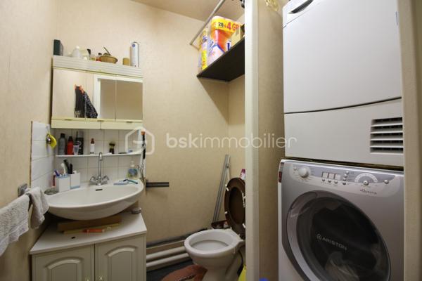 À VENDRE – Beau duplex de 89m² avec jardin privatif et garage
Dans un secteur résidentiel et recherché de Livry-Gargan, découvrez ce agréable duplex de 100 m², idéal pour une famille à la recherche d'un logement spacieux, fonctionnel et bénéficiant d'un extérieur.
🏡 Un agencement idéal pour une famille
Le bien se compose :
Au rez-de-chaussée :
Une cuisine
Un agréable salon / séjour
Un accès direct au jardin privatif
À l'étage :
3 chambres
Une salle de bains
Un WC
Le duplex bénéficie également d'un garage privatif, particulièrement appréciable pour stationner son véhicule ou disposer d'un espace de rangement supplémentaire.
Pour davantage de confort, le logement est également équipé de la climatisation.
🌳 Un extérieur privilégié
Le jardin privatif constitue un véritable atout pour profiter des beaux jours, organiser des repas en extérieur ou offrir un espace de jeux aux enfants.
📍 Un emplacement pratique
Le bien bénéficie d'un environnement résidentiel et calme, tout en restant à proximité des commodités du quotidien : commerces, écoles, services et équipements de proximité.
Livry-Gargan bénéficie par ailleurs d'une situation intéressante pour les déplacements, avec un accès aux principaux axes routiers du secteur et aux transports permettant de rejoindre notamment Paris et les communes voisines.
⭐ Les + du bien
100 m²
Duplex
3 chambres
Jardin privatif
Garage
Climatisation
Environnement résidentiel
Idéal pour une famille
Un bien rare offrant le confort d'une maison avec jardin et garage, tout en restant proche des commodités.
À découvrir rapidement !