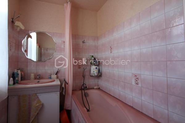 À VENDRE – Beau duplex de 89m² avec jardin privatif et garage
Dans un secteur résidentiel et recherché de Livry-Gargan, découvrez ce agréable duplex de 100 m², idéal pour une famille à la recherche d'un logement spacieux, fonctionnel et bénéficiant d'un extérieur.
🏡 Un agencement idéal pour une famille
Le bien se compose :
Au rez-de-chaussée :
Une cuisine
Un agréable salon / séjour
Un accès direct au jardin privatif
À l'étage :
3 chambres
Une salle de bains
Un WC
Le duplex bénéficie également d'un garage privatif, particulièrement appréciable pour stationner son véhicule ou disposer d'un espace de rangement supplémentaire.
Pour davantage de confort, le logement est également équipé de la climatisation.
🌳 Un extérieur privilégié
Le jardin privatif constitue un véritable atout pour profiter des beaux jours, organiser des repas en extérieur ou offrir un espace de jeux aux enfants.
📍 Un emplacement pratique
Le bien bénéficie d'un environnement résidentiel et calme, tout en restant à proximité des commodités du quotidien : commerces, écoles, services et équipements de proximité.
Livry-Gargan bénéficie par ailleurs d'une situation intéressante pour les déplacements, avec un accès aux principaux axes routiers du secteur et aux transports permettant de rejoindre notamment Paris et les communes voisines.
⭐ Les + du bien
100 m²
Duplex
3 chambres
Jardin privatif
Garage
Climatisation
Environnement résidentiel
Idéal pour une famille
Un bien rare offrant le confort d'une maison avec jardin et garage, tout en restant proche des commodités.
À découvrir rapidement !
