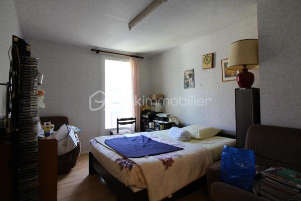 À VENDRE – Beau duplex de 89m² avec jardin privatif et garage
Dans un secteur résidentiel et recherché de Livry-Gargan, découvrez ce agréable duplex de 100 m², idéal pour une famille à la recherche d'un logement spacieux, fonctionnel et bénéficiant d'un extérieur.
🏡 Un agencement idéal pour une famille
Le bien se compose :
Au rez-de-chaussée :
Une cuisine
Un agréable salon / séjour
Un accès direct au jardin privatif
À l'étage :
3 chambres
Une salle de bains
Un WC
Le duplex bénéficie également d'un garage privatif, particulièrement appréciable pour stationner son véhicule ou disposer d'un espace de rangement supplémentaire.
Pour davantage de confort, le logement est également équipé de la climatisation.
🌳 Un extérieur privilégié
Le jardin privatif constitue un véritable atout pour profiter des beaux jours, organiser des repas en extérieur ou offrir un espace de jeux aux enfants.
📍 Un emplacement pratique
Le bien bénéficie d'un environnement résidentiel et calme, tout en restant à proximité des commodités du quotidien : commerces, écoles, services et équipements de proximité.
Livry-Gargan bénéficie par ailleurs d'une situation intéressante pour les déplacements, avec un accès aux principaux axes routiers du secteur et aux transports permettant de rejoindre notamment Paris et les communes voisines.
⭐ Les + du bien
100 m²
Duplex
3 chambres
Jardin privatif
Garage
Climatisation
Environnement résidentiel
Idéal pour une famille
Un bien rare offrant le confort d'une maison avec jardin et garage, tout en restant proche des commodités.
À découvrir rapidement !