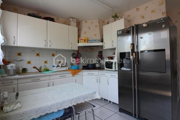 À VENDRE – Beau duplex de 89m² avec jardin privatif et garage
Dans un secteur résidentiel et recherché de Livry-Gargan, découvrez ce agréable duplex de 100 m², idéal pour une famille à la recherche d'un logement spacieux, fonctionnel et bénéficiant d'un extérieur.
🏡 Un agencement idéal pour une famille
Le bien se compose :
Au rez-de-chaussée :
Une cuisine
Un agréable salon / séjour
Un accès direct au jardin privatif
À l'étage :
3 chambres
Une salle de bains
Un WC
Le duplex bénéficie également d'un garage privatif, particulièrement appréciable pour stationner son véhicule ou disposer d'un espace de rangement supplémentaire.
Pour davantage de confort, le logement est également équipé de la climatisation.
🌳 Un extérieur privilégié
Le jardin privatif constitue un véritable atout pour profiter des beaux jours, organiser des repas en extérieur ou offrir un espace de jeux aux enfants.
📍 Un emplacement pratique
Le bien bénéficie d'un environnement résidentiel et calme, tout en restant à proximité des commodités du quotidien : commerces, écoles, services et équipements de proximité.
Livry-Gargan bénéficie par ailleurs d'une situation intéressante pour les déplacements, avec un accès aux principaux axes routiers du secteur et aux transports permettant de rejoindre notamment Paris et les communes voisines.
⭐ Les + du bien
100 m²
Duplex
3 chambres
Jardin privatif
Garage
Climatisation
Environnement résidentiel
Idéal pour une famille
Un bien rare offrant le confort d'une maison avec jardin et garage, tout en restant proche des commodités.
À découvrir rapidement !