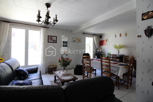 À VENDRE – Beau duplex de 89m² avec jardin privatif et garage
Dans un secteur résidentiel et recherché de Livry-Gargan, découvrez ce agréable duplex de 100 m², idéal pour une famille à la recherche d'un logement spacieux, fonctionnel et bénéficiant d'un extérieur.
🏡 Un agencement idéal pour une famille
Le bien se compose :
Au rez-de-chaussée :
Une cuisine
Un agréable salon / séjour
Un accès direct au jardin privatif
À l'étage :
3 chambres
Une salle de bains
Un WC
Le duplex bénéficie également d'un garage privatif, particulièrement appréciable pour stationner son véhicule ou disposer d'un espace de rangement supplémentaire.
Pour davantage de confort, le logement est également équipé de la climatisation.
🌳 Un extérieur privilégié
Le jardin privatif constitue un véritable atout pour profiter des beaux jours, organiser des repas en extérieur ou offrir un espace de jeux aux enfants.
📍 Un emplacement pratique
Le bien bénéficie d'un environnement résidentiel et calme, tout en restant à proximité des commodités du quotidien : commerces, écoles, services et équipements de proximité.
Livry-Gargan bénéficie par ailleurs d'une situation intéressante pour les déplacements, avec un accès aux principaux axes routiers du secteur et aux transports permettant de rejoindre notamment Paris et les communes voisines.
⭐ Les + du bien
100 m²
Duplex
3 chambres
Jardin privatif
Garage
Climatisation
Environnement résidentiel
Idéal pour une famille
Un bien rare offrant le confort d'une maison avec jardin et garage, tout en restant proche des commodités.
À découvrir rapidement !