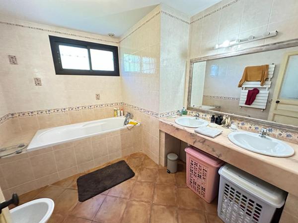 Maison de plain pied à Saint Chamas avec piscine