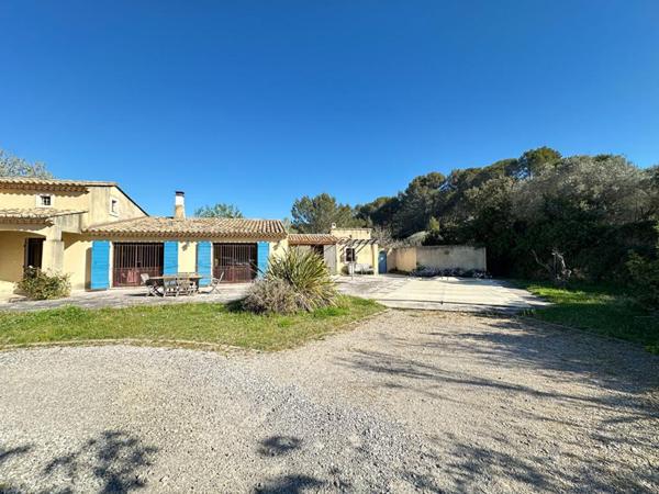Maison de plain pied à Saint Chamas avec piscine