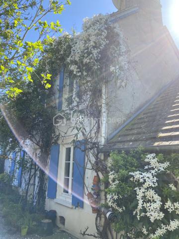 Au cœur d'Anet, à seulement 1 heure 30 de PARIS via la RN12 venez découvrir une maison ancienne pleine d'âme et son jardin caché.

Certaines maisons ont une présence, une douceur, une atmosphère que l'on perçoit dès les premiers instants. Celle-ci en fait partie.
Derrière ses murs anciens vous apprécierez la fraicheur de l'été et la douce chaleur des mois d'hivers. 

Située à pied du centre d'Anet, du château, des commerces et des écoles, cette maison ancienne du XIXe siècle développe environ 150 m2 habitables et offre un art de vivre rare, entre charme préservé, volumes familiaux et jardin intime.

L'intérieur a conservé tout ce qui fait le caractère des demeures anciennes : cheminées, moulures, carreaux de ciment, tomettes, boiseries, placards d'origine, belles hauteurs et matériaux empreints d'authenticité. Les pièces de réception sont chaleureuses, élégantes et baignées d'une lumière douce.

La maison comprend 4 chambres, dont une en rez-de-chaussée, ainsi que 2 salles d'eau et 2 WC, offrant une organisation confortable pour une famille, des invités ou une vie de plain-pied. Une terrasse bien exposée vous permettra de profiter d'instants de détente à l'ombre pour vous ressourcer et profiter de votre extérieur.

Sous les toits, les volumes révèlent une très belle charpente apparente et prolongent l'âme du lieu avec beaucoup de cachet.
 
À l'abri des regards, le jardin clos, arboré et fleuri compose un véritable jardin secret, rare en cœur de ville. Cour pavée, préau ancien, cave voûtée : chaque espace raconte quelque chose.

Une adresse pleine de charme, pour ceux qui recherchent moins une maison qu'un véritable lieu de vie.