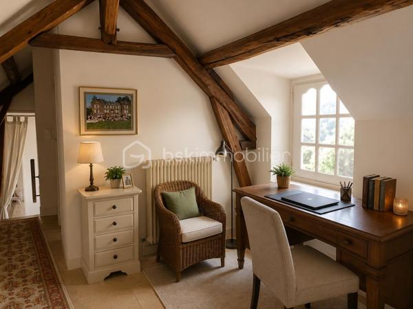 Au cœur d'Anet, à seulement 1 heure 30 de PARIS via la RN12 venez découvrir une maison ancienne pleine d'âme et son jardin caché.

Certaines maisons ont une présence, une douceur, une atmosphère que l'on perçoit dès les premiers instants. Celle-ci en fait partie.
Derrière ses murs anciens vous apprécierez la fraicheur de l'été et la douce chaleur des mois d'hivers. 

Située à pied du centre d'Anet, du château, des commerces et des écoles, cette maison ancienne du XIXe siècle développe environ 150 m2 habitables et offre un art de vivre rare, entre charme préservé, volumes familiaux et jardin intime.

L'intérieur a conservé tout ce qui fait le caractère des demeures anciennes : cheminées, moulures, carreaux de ciment, tomettes, boiseries, placards d'origine, belles hauteurs et matériaux empreints d'authenticité. Les pièces de réception sont chaleureuses, élégantes et baignées d'une lumière douce.

La maison comprend 4 chambres, dont une en rez-de-chaussée, ainsi que 2 salles d'eau et 2 WC, offrant une organisation confortable pour une famille, des invités ou une vie de plain-pied. Une terrasse bien exposée vous permettra de profiter d'instants de détente à l'ombre pour vous ressourcer et profiter de votre extérieur.

Sous les toits, les volumes révèlent une très belle charpente apparente et prolongent l'âme du lieu avec beaucoup de cachet.
 
À l'abri des regards, le jardin clos, arboré et fleuri compose un véritable jardin secret, rare en cœur de ville. Cour pavée, préau ancien, cave voûtée : chaque espace raconte quelque chose.

Une adresse pleine de charme, pour ceux qui recherchent moins une maison qu'un véritable lieu de vie.