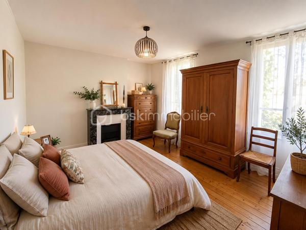Au cœur d'Anet, à seulement 1 heure 30 de PARIS via la RN12 venez découvrir une maison ancienne pleine d'âme et son jardin caché.

Certaines maisons ont une présence, une douceur, une atmosphère que l'on perçoit dès les premiers instants. Celle-ci en fait partie.
Derrière ses murs anciens vous apprécierez la fraicheur de l'été et la douce chaleur des mois d'hivers. 

Située à pied du centre d'Anet, du château, des commerces et des écoles, cette maison ancienne du XIXe siècle développe environ 150 m2 habitables et offre un art de vivre rare, entre charme préservé, volumes familiaux et jardin intime.

L'intérieur a conservé tout ce qui fait le caractère des demeures anciennes : cheminées, moulures, carreaux de ciment, tomettes, boiseries, placards d'origine, belles hauteurs et matériaux empreints d'authenticité. Les pièces de réception sont chaleureuses, élégantes et baignées d'une lumière douce.

La maison comprend 4 chambres, dont une en rez-de-chaussée, ainsi que 2 salles d'eau et 2 WC, offrant une organisation confortable pour une famille, des invités ou une vie de plain-pied. Une terrasse bien exposée vous permettra de profiter d'instants de détente à l'ombre pour vous ressourcer et profiter de votre extérieur.

Sous les toits, les volumes révèlent une très belle charpente apparente et prolongent l'âme du lieu avec beaucoup de cachet.
 
À l'abri des regards, le jardin clos, arboré et fleuri compose un véritable jardin secret, rare en cœur de ville. Cour pavée, préau ancien, cave voûtée : chaque espace raconte quelque chose.

Une adresse pleine de charme, pour ceux qui recherchent moins une maison qu'un véritable lieu de vie.