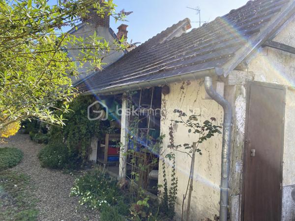 Au cœur d'Anet, à seulement 1 heure 30 de PARIS via la RN12 venez découvrir une maison ancienne pleine d'âme et son jardin caché.

Certaines maisons ont une présence, une douceur, une atmosphère que l'on perçoit dès les premiers instants. Celle-ci en fait partie.
Derrière ses murs anciens vous apprécierez la fraicheur de l'été et la douce chaleur des mois d'hivers. 

Située à pied du centre d'Anet, du château, des commerces et des écoles, cette maison ancienne du XIXe siècle développe environ 150 m2 habitables et offre un art de vivre rare, entre charme préservé, volumes familiaux et jardin intime.

L'intérieur a conservé tout ce qui fait le caractère des demeures anciennes : cheminées, moulures, carreaux de ciment, tomettes, boiseries, placards d'origine, belles hauteurs et matériaux empreints d'authenticité. Les pièces de réception sont chaleureuses, élégantes et baignées d'une lumière douce.

La maison comprend 4 chambres, dont une en rez-de-chaussée, ainsi que 2 salles d'eau et 2 WC, offrant une organisation confortable pour une famille, des invités ou une vie de plain-pied. Une terrasse bien exposée vous permettra de profiter d'instants de détente à l'ombre pour vous ressourcer et profiter de votre extérieur.

Sous les toits, les volumes révèlent une très belle charpente apparente et prolongent l'âme du lieu avec beaucoup de cachet.
 
À l'abri des regards, le jardin clos, arboré et fleuri compose un véritable jardin secret, rare en cœur de ville. Cour pavée, préau ancien, cave voûtée : chaque espace raconte quelque chose.

Une adresse pleine de charme, pour ceux qui recherchent moins une maison qu'un véritable lieu de vie.