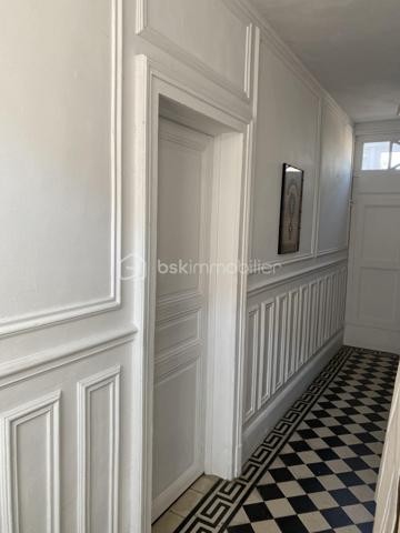 Au cœur d'Anet, à seulement 1 heure 30 de PARIS via la RN12 venez découvrir une maison ancienne pleine d'âme et son jardin caché.

Certaines maisons ont une présence, une douceur, une atmosphère que l'on perçoit dès les premiers instants. Celle-ci en fait partie.
Derrière ses murs anciens vous apprécierez la fraicheur de l'été et la douce chaleur des mois d'hivers. 

Située à pied du centre d'Anet, du château, des commerces et des écoles, cette maison ancienne du XIXe siècle développe environ 150 m2 habitables et offre un art de vivre rare, entre charme préservé, volumes familiaux et jardin intime.

L'intérieur a conservé tout ce qui fait le caractère des demeures anciennes : cheminées, moulures, carreaux de ciment, tomettes, boiseries, placards d'origine, belles hauteurs et matériaux empreints d'authenticité. Les pièces de réception sont chaleureuses, élégantes et baignées d'une lumière douce.

La maison comprend 4 chambres, dont une en rez-de-chaussée, ainsi que 2 salles d'eau et 2 WC, offrant une organisation confortable pour une famille, des invités ou une vie de plain-pied. Une terrasse bien exposée vous permettra de profiter d'instants de détente à l'ombre pour vous ressourcer et profiter de votre extérieur.

Sous les toits, les volumes révèlent une très belle charpente apparente et prolongent l'âme du lieu avec beaucoup de cachet.
 
À l'abri des regards, le jardin clos, arboré et fleuri compose un véritable jardin secret, rare en cœur de ville. Cour pavée, préau ancien, cave voûtée : chaque espace raconte quelque chose.

Une adresse pleine de charme, pour ceux qui recherchent moins une maison qu'un véritable lieu de vie.