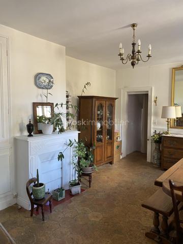 Au cœur d'Anet, à seulement 1 heure 30 de PARIS via la RN12 venez découvrir une maison ancienne pleine d'âme et son jardin caché.

Certaines maisons ont une présence, une douceur, une atmosphère que l'on perçoit dès les premiers instants. Celle-ci en fait partie.
Derrière ses murs anciens vous apprécierez la fraicheur de l'été et la douce chaleur des mois d'hivers. 

Située à pied du centre d'Anet, du château, des commerces et des écoles, cette maison ancienne du XIXe siècle développe environ 150 m2 habitables et offre un art de vivre rare, entre charme préservé, volumes familiaux et jardin intime.

L'intérieur a conservé tout ce qui fait le caractère des demeures anciennes : cheminées, moulures, carreaux de ciment, tomettes, boiseries, placards d'origine, belles hauteurs et matériaux empreints d'authenticité. Les pièces de réception sont chaleureuses, élégantes et baignées d'une lumière douce.

La maison comprend 4 chambres, dont une en rez-de-chaussée, ainsi que 2 salles d'eau et 2 WC, offrant une organisation confortable pour une famille, des invités ou une vie de plain-pied. Une terrasse bien exposée vous permettra de profiter d'instants de détente à l'ombre pour vous ressourcer et profiter de votre extérieur.

Sous les toits, les volumes révèlent une très belle charpente apparente et prolongent l'âme du lieu avec beaucoup de cachet.
 
À l'abri des regards, le jardin clos, arboré et fleuri compose un véritable jardin secret, rare en cœur de ville. Cour pavée, préau ancien, cave voûtée : chaque espace raconte quelque chose.

Une adresse pleine de charme, pour ceux qui recherchent moins une maison qu'un véritable lieu de vie.