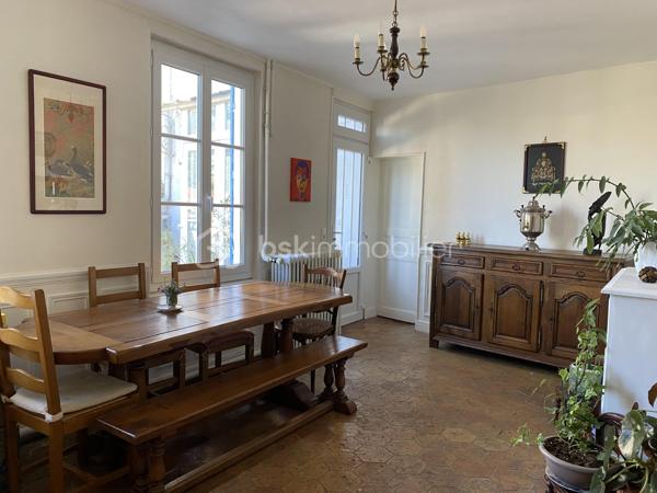 Au cœur d'Anet, à seulement 1 heure 30 de PARIS via la RN12 venez découvrir une maison ancienne pleine d'âme et son jardin caché.

Certaines maisons ont une présence, une douceur, une atmosphère que l'on perçoit dès les premiers instants. Celle-ci en fait partie.
Derrière ses murs anciens vous apprécierez la fraicheur de l'été et la douce chaleur des mois d'hivers. 

Située à pied du centre d'Anet, du château, des commerces et des écoles, cette maison ancienne du XIXe siècle développe environ 150 m2 habitables et offre un art de vivre rare, entre charme préservé, volumes familiaux et jardin intime.

L'intérieur a conservé tout ce qui fait le caractère des demeures anciennes : cheminées, moulures, carreaux de ciment, tomettes, boiseries, placards d'origine, belles hauteurs et matériaux empreints d'authenticité. Les pièces de réception sont chaleureuses, élégantes et baignées d'une lumière douce.

La maison comprend 4 chambres, dont une en rez-de-chaussée, ainsi que 2 salles d'eau et 2 WC, offrant une organisation confortable pour une famille, des invités ou une vie de plain-pied. Une terrasse bien exposée vous permettra de profiter d'instants de détente à l'ombre pour vous ressourcer et profiter de votre extérieur.

Sous les toits, les volumes révèlent une très belle charpente apparente et prolongent l'âme du lieu avec beaucoup de cachet.
 
À l'abri des regards, le jardin clos, arboré et fleuri compose un véritable jardin secret, rare en cœur de ville. Cour pavée, préau ancien, cave voûtée : chaque espace raconte quelque chose.

Une adresse pleine de charme, pour ceux qui recherchent moins une maison qu'un véritable lieu de vie.
