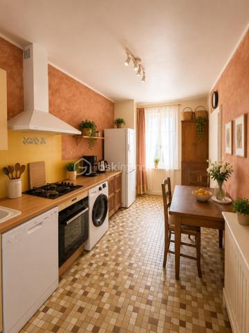 Au cœur d'Anet, à seulement 1 heure 30 de PARIS via la RN12 venez découvrir une maison ancienne pleine d'âme et son jardin caché.

Certaines maisons ont une présence, une douceur, une atmosphère que l'on perçoit dès les premiers instants. Celle-ci en fait partie.
Derrière ses murs anciens vous apprécierez la fraicheur de l'été et la douce chaleur des mois d'hivers. 

Située à pied du centre d'Anet, du château, des commerces et des écoles, cette maison ancienne du XIXe siècle développe environ 150 m2 habitables et offre un art de vivre rare, entre charme préservé, volumes familiaux et jardin intime.

L'intérieur a conservé tout ce qui fait le caractère des demeures anciennes : cheminées, moulures, carreaux de ciment, tomettes, boiseries, placards d'origine, belles hauteurs et matériaux empreints d'authenticité. Les pièces de réception sont chaleureuses, élégantes et baignées d'une lumière douce.

La maison comprend 4 chambres, dont une en rez-de-chaussée, ainsi que 2 salles d'eau et 2 WC, offrant une organisation confortable pour une famille, des invités ou une vie de plain-pied. Une terrasse bien exposée vous permettra de profiter d'instants de détente à l'ombre pour vous ressourcer et profiter de votre extérieur.

Sous les toits, les volumes révèlent une très belle charpente apparente et prolongent l'âme du lieu avec beaucoup de cachet.
 
À l'abri des regards, le jardin clos, arboré et fleuri compose un véritable jardin secret, rare en cœur de ville. Cour pavée, préau ancien, cave voûtée : chaque espace raconte quelque chose.

Une adresse pleine de charme, pour ceux qui recherchent moins une maison qu'un véritable lieu de vie.