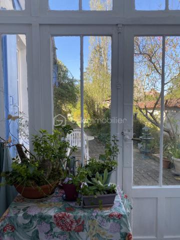 Au cœur d'Anet, à seulement 1 heure 30 de PARIS via la RN12 venez découvrir une maison ancienne pleine d'âme et son jardin caché.

Certaines maisons ont une présence, une douceur, une atmosphère que l'on perçoit dès les premiers instants. Celle-ci en fait partie.
Derrière ses murs anciens vous apprécierez la fraicheur de l'été et la douce chaleur des mois d'hivers. 

Située à pied du centre d'Anet, du château, des commerces et des écoles, cette maison ancienne du XIXe siècle développe environ 150 m2 habitables et offre un art de vivre rare, entre charme préservé, volumes familiaux et jardin intime.

L'intérieur a conservé tout ce qui fait le caractère des demeures anciennes : cheminées, moulures, carreaux de ciment, tomettes, boiseries, placards d'origine, belles hauteurs et matériaux empreints d'authenticité. Les pièces de réception sont chaleureuses, élégantes et baignées d'une lumière douce.

La maison comprend 4 chambres, dont une en rez-de-chaussée, ainsi que 2 salles d'eau et 2 WC, offrant une organisation confortable pour une famille, des invités ou une vie de plain-pied. Une terrasse bien exposée vous permettra de profiter d'instants de détente à l'ombre pour vous ressourcer et profiter de votre extérieur.

Sous les toits, les volumes révèlent une très belle charpente apparente et prolongent l'âme du lieu avec beaucoup de cachet.
 
À l'abri des regards, le jardin clos, arboré et fleuri compose un véritable jardin secret, rare en cœur de ville. Cour pavée, préau ancien, cave voûtée : chaque espace raconte quelque chose.

Une adresse pleine de charme, pour ceux qui recherchent moins une maison qu'un véritable lieu de vie.