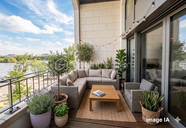 Duplex d'exception en dernier étage avec vue panoramique sur la Loire.
Laissez-vous séduire par cet appartement aux prestations haut de gamme, niché au dernier étage d'une résidence récente et sécurisée avec ascenseur.
Un bien baigné de lumière, offrant un cadre de vie unique entre ville et douceur de vivre à deux pas des commerces.
Vous profiterez pour vos moments de détente d'une terrasse exposée est et d'un Roof Top intimiste à l'étage exposé ouest.
Vie de plain-pied avec chambre spacieuse et sa salle d'eau.
3 chambres - 2 salles d'eau - 2 toilettes.
Deux places de parking couvertes et local vélos sur place.
