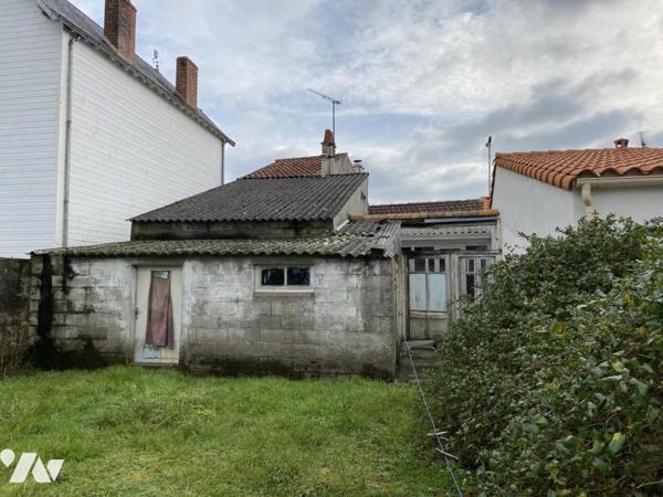 Commequiers, centre bourg, maison à rénover avec garage sur terrain de 340m² !