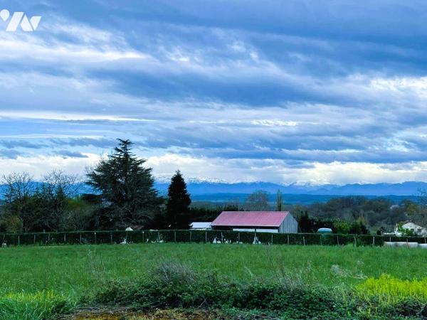 MIELAN (32) Entre MIELAN et VILLECOMTAL, Gasconne en plain-pied avec superbe vue sur les Pyrénées.