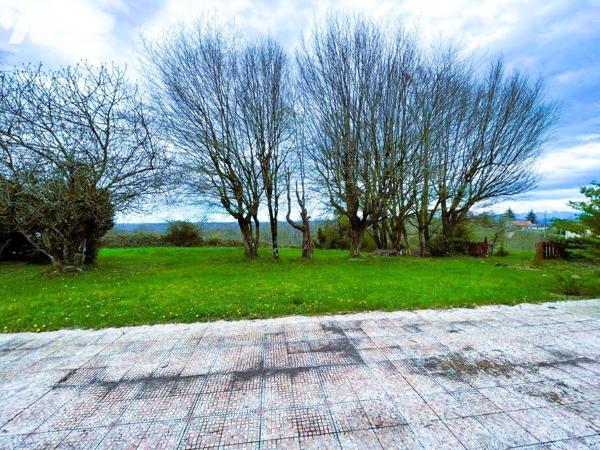 MIELAN (32) Entre MIELAN et VILLECOMTAL, Gasconne en plain-pied avec superbe vue sur les Pyrénées.