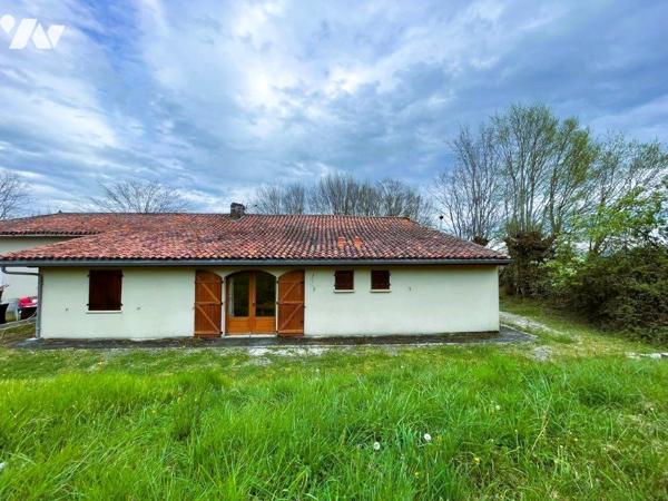 MIELAN (32) Entre MIELAN et VILLECOMTAL, Gasconne en plain-pied avec superbe vue sur les Pyrénées.