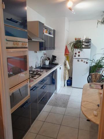 APPARTEMENT LUMINEUX  VUE DEGAGEE PROCHE COMMERCES ECOLE