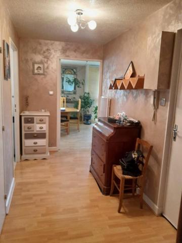 APPARTEMENT LUMINEUX  VUE DEGAGEE PROCHE COMMERCES ECOLE