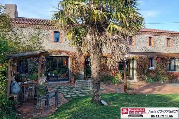 LONGERE DE CARACTERE 243 M² - 5 CHAMBRES - JARDIN - CARPORTS