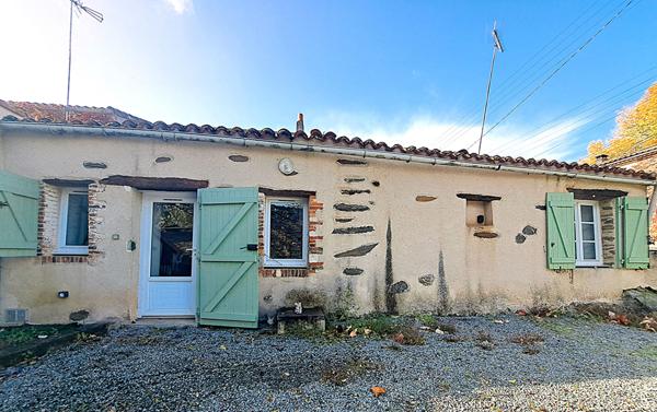 Charmante maison en pierre rénovée de 57m² à MOUCHAMPS !!