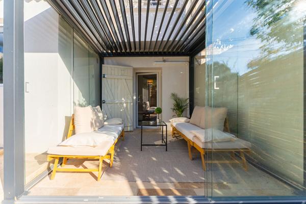 BAS DE VILLA / JARDIN / PISCINE / STATIONNEMENT