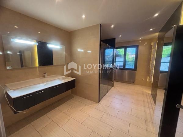Maison T7 de 245 m² avec 6 chambres et piscine