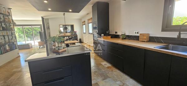 Maison individuelle de plain pied T5 avec 3 chambres piscine et garage