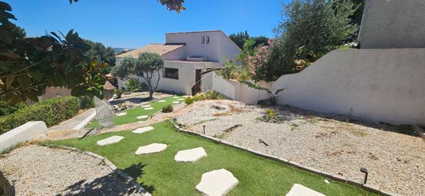 Maison individuelle de plain pied T5 avec 3 chambres piscine et garage