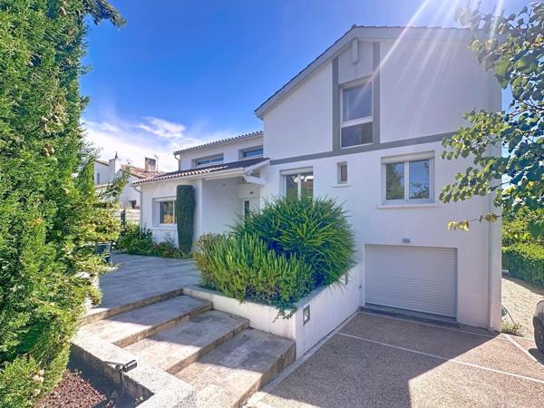 Superbe propriété de 271 m2 habitable , proche du centre de Cahors