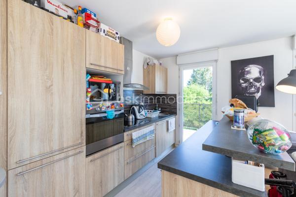 En exclusivité à Meaux, à proximité immédiate du parc du Pâtis, au sein d’une copropriété récente des années 2010, venez découvrir cet appartement de type F3 de 58,03 m² environ, situé au 3ème et dernier étage.

Il se compose d’une entrée en couloir desservant deux chambres ouvrant sur un balcon de 8,24 m² environ, une salle de bains et un WC séparé. Dans son prolongement, vous découvrirez un beau séjour avec cuisine américaine, baigné de lumière et ouvert sur une superbe terrasse de 34 m² environ exposée Sud-Ouest. Un véritable atout pour profiter des beaux jours, recevoir ou simplement se détendre en extérieur.

Deux places de stationnement en enfilade en sous-sol viennent compléter ce bien.

Les plus : dernier étage, copropriété récente, grande terrasse exposée Sud-Ouest, balcon accessible depuis les chambres, double vitrage PVC, fibre, chauffage collectif par géothermie et deux stationnements en sous-sol.

Un appartement lumineux, fonctionnel et rare sur le secteur grâce à ses beaux extérieurs. Pour plus d’informations ou pour organiser une visite, contactez-moi !