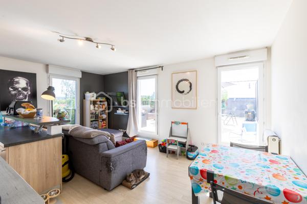 En exclusivité à Meaux, à proximité immédiate du parc du Pâtis, au sein d’une copropriété récente des années 2010, venez découvrir cet appartement de type F3 de 58,03 m² environ, situé au 3ème et dernier étage.

Il se compose d’une entrée en couloir desservant deux chambres ouvrant sur un balcon de 8,24 m² environ, une salle de bains et un WC séparé. Dans son prolongement, vous découvrirez un beau séjour avec cuisine américaine, baigné de lumière et ouvert sur une superbe terrasse de 34 m² environ exposée Sud-Ouest. Un véritable atout pour profiter des beaux jours, recevoir ou simplement se détendre en extérieur.

Deux places de stationnement en enfilade en sous-sol viennent compléter ce bien.

Les plus : dernier étage, copropriété récente, grande terrasse exposée Sud-Ouest, balcon accessible depuis les chambres, double vitrage PVC, fibre, chauffage collectif par géothermie et deux stationnements en sous-sol.

Un appartement lumineux, fonctionnel et rare sur le secteur grâce à ses beaux extérieurs. Pour plus d’informations ou pour organiser une visite, contactez-moi !