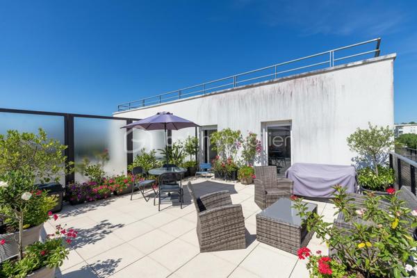 En exclusivité à Meaux, à proximité immédiate du parc du Pâtis, au sein d’une copropriété récente des années 2010, venez découvrir cet appartement de type F3 de 58,03 m² environ, situé au 3ème et dernier étage.

Il se compose d’une entrée en couloir desservant deux chambres ouvrant sur un balcon de 8,24 m² environ, une salle de bains et un WC séparé. Dans son prolongement, vous découvrirez un beau séjour avec cuisine américaine, baigné de lumière et ouvert sur une superbe terrasse de 34 m² environ exposée Sud-Ouest. Un véritable atout pour profiter des beaux jours, recevoir ou simplement se détendre en extérieur.

Deux places de stationnement en enfilade en sous-sol viennent compléter ce bien.

Les plus : dernier étage, copropriété récente, grande terrasse exposée Sud-Ouest, balcon accessible depuis les chambres, double vitrage PVC, fibre, chauffage collectif par géothermie et deux stationnements en sous-sol.

Un appartement lumineux, fonctionnel et rare sur le secteur grâce à ses beaux extérieurs. Pour plus d’informations ou pour organiser une visite, contactez-moi !