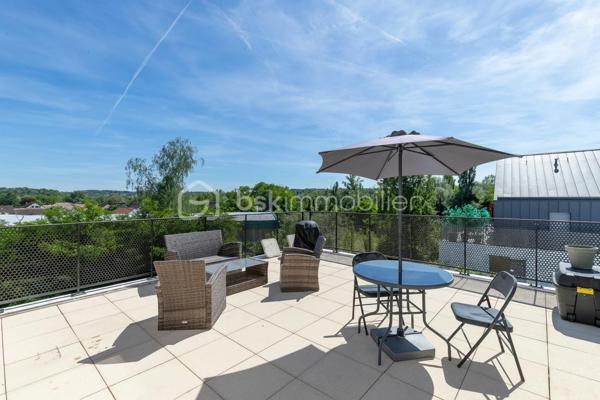 En exclusivité à Meaux, à proximité immédiate du parc du Pâtis, au sein d’une copropriété récente des années 2010, venez découvrir cet appartement de type F3 de 58,03 m² environ, situé au 3ème et dernier étage.

Il se compose d’une entrée en couloir desservant deux chambres ouvrant sur un balcon de 8,24 m² environ, une salle de bains et un WC séparé. Dans son prolongement, vous découvrirez un beau séjour avec cuisine américaine, baigné de lumière et ouvert sur une superbe terrasse de 34 m² environ exposée Sud-Ouest. Un véritable atout pour profiter des beaux jours, recevoir ou simplement se détendre en extérieur.

Deux places de stationnement en enfilade en sous-sol viennent compléter ce bien.

Les plus : dernier étage, copropriété récente, grande terrasse exposée Sud-Ouest, balcon accessible depuis les chambres, double vitrage PVC, fibre, chauffage collectif par géothermie et deux stationnements en sous-sol.

Un appartement lumineux, fonctionnel et rare sur le secteur grâce à ses beaux extérieurs. Pour plus d’informations ou pour organiser une visite, contactez-moi !