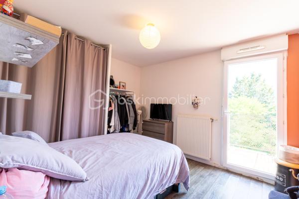En exclusivité à Meaux, à proximité immédiate du parc du Pâtis, au sein d’une copropriété récente des années 2010, venez découvrir cet appartement de type F3 de 58,03 m² environ, situé au 3ème et dernier étage.

Il se compose d’une entrée en couloir desservant deux chambres ouvrant sur un balcon de 8,24 m² environ, une salle de bains et un WC séparé. Dans son prolongement, vous découvrirez un beau séjour avec cuisine américaine, baigné de lumière et ouvert sur une superbe terrasse de 34 m² environ exposée Sud-Ouest. Un véritable atout pour profiter des beaux jours, recevoir ou simplement se détendre en extérieur.

Deux places de stationnement en enfilade en sous-sol viennent compléter ce bien.

Les plus : dernier étage, copropriété récente, grande terrasse exposée Sud-Ouest, balcon accessible depuis les chambres, double vitrage PVC, fibre, chauffage collectif par géothermie et deux stationnements en sous-sol.

Un appartement lumineux, fonctionnel et rare sur le secteur grâce à ses beaux extérieurs. Pour plus d’informations ou pour organiser une visite, contactez-moi !