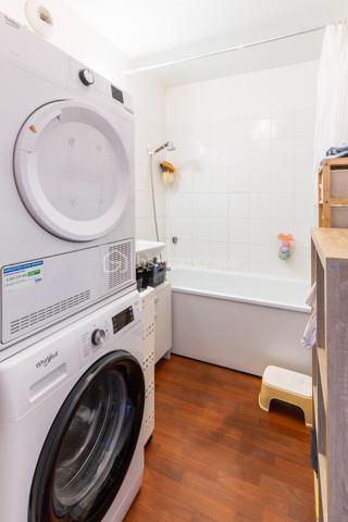 En exclusivité à Meaux, à proximité immédiate du parc du Pâtis, au sein d’une copropriété récente des années 2010, venez découvrir cet appartement de type F3 de 58,03 m² environ, situé au 3ème et dernier étage.

Il se compose d’une entrée en couloir desservant deux chambres ouvrant sur un balcon de 8,24 m² environ, une salle de bains et un WC séparé. Dans son prolongement, vous découvrirez un beau séjour avec cuisine américaine, baigné de lumière et ouvert sur une superbe terrasse de 34 m² environ exposée Sud-Ouest. Un véritable atout pour profiter des beaux jours, recevoir ou simplement se détendre en extérieur.

Deux places de stationnement en enfilade en sous-sol viennent compléter ce bien.

Les plus : dernier étage, copropriété récente, grande terrasse exposée Sud-Ouest, balcon accessible depuis les chambres, double vitrage PVC, fibre, chauffage collectif par géothermie et deux stationnements en sous-sol.

Un appartement lumineux, fonctionnel et rare sur le secteur grâce à ses beaux extérieurs. Pour plus d’informations ou pour organiser une visite, contactez-moi !