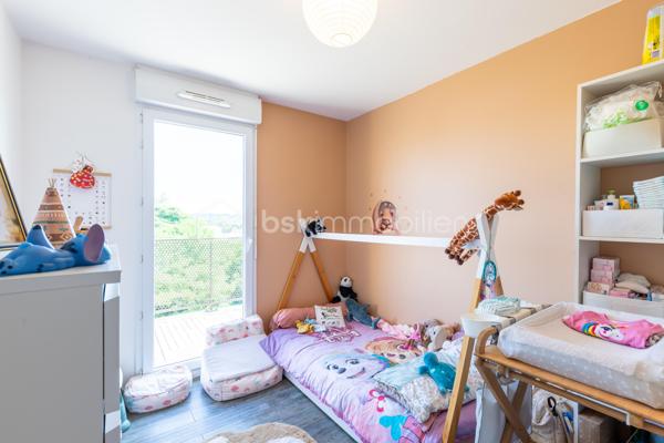 En exclusivité à Meaux, à proximité immédiate du parc du Pâtis, au sein d’une copropriété récente des années 2010, venez découvrir cet appartement de type F3 de 58,03 m² environ, situé au 3ème et dernier étage.

Il se compose d’une entrée en couloir desservant deux chambres ouvrant sur un balcon de 8,24 m² environ, une salle de bains et un WC séparé. Dans son prolongement, vous découvrirez un beau séjour avec cuisine américaine, baigné de lumière et ouvert sur une superbe terrasse de 34 m² environ exposée Sud-Ouest. Un véritable atout pour profiter des beaux jours, recevoir ou simplement se détendre en extérieur.

Deux places de stationnement en enfilade en sous-sol viennent compléter ce bien.

Les plus : dernier étage, copropriété récente, grande terrasse exposée Sud-Ouest, balcon accessible depuis les chambres, double vitrage PVC, fibre, chauffage collectif par géothermie et deux stationnements en sous-sol.

Un appartement lumineux, fonctionnel et rare sur le secteur grâce à ses beaux extérieurs. Pour plus d’informations ou pour organiser une visite, contactez-moi !