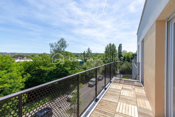 En exclusivité à Meaux, à proximité immédiate du parc du Pâtis, au sein d’une copropriété récente des années 2010, venez découvrir cet appartement de type F3 de 58,03 m² environ, situé au 3ème et dernier étage.

Il se compose d’une entrée en couloir desservant deux chambres ouvrant sur un balcon de 8,24 m² environ, une salle de bains et un WC séparé. Dans son prolongement, vous découvrirez un beau séjour avec cuisine américaine, baigné de lumière et ouvert sur une superbe terrasse de 34 m² environ exposée Sud-Ouest. Un véritable atout pour profiter des beaux jours, recevoir ou simplement se détendre en extérieur.

Deux places de stationnement en enfilade en sous-sol viennent compléter ce bien.

Les plus : dernier étage, copropriété récente, grande terrasse exposée Sud-Ouest, balcon accessible depuis les chambres, double vitrage PVC, fibre, chauffage collectif par géothermie et deux stationnements en sous-sol.

Un appartement lumineux, fonctionnel et rare sur le secteur grâce à ses beaux extérieurs. Pour plus d’informations ou pour organiser une visite, contactez-moi !