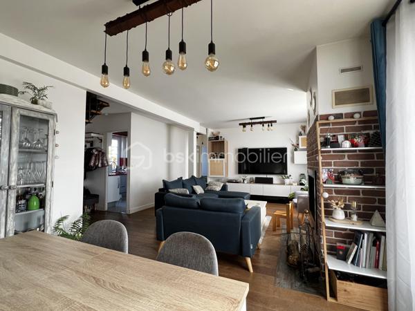 A 10min du centre commercial du Val d’Europe et de la gare RER A, dans le charmant village de Villeneuve le comte, dans un quartier pavillonnaire calme, maison rénovée de 147m2 environ au sol, comprenant au rez de chaussée : une entrée, un séjour de 32m2 environ avec cheminée exposé ouest, une cuisine séparée aménagée et équipée, 2 chambres, un bureau, une salle d’eau, une buanderie et un WC. A l’étage, 2 chambres et une salle de bains avec WC.

A l’extérieur, vous pourrez profiter d’une grande terrasse couverte avec jacuzzi, d’un beau jardin sans vis-à-vis exposé ouest doté d’une cuisine d’été et d’une dépendance de type studio ainsi qu’un garage. Le tout sur un terrain de 440m2 environ. Aucun travaux à prévoir !

Centre ville avec commerces ( boulangerie, pharmacie, épicerie, restaurant, boucher etc) et transports (en direction de Village Nature/DisneyLand Paris/Val d’Europe) à proximité immédiate.