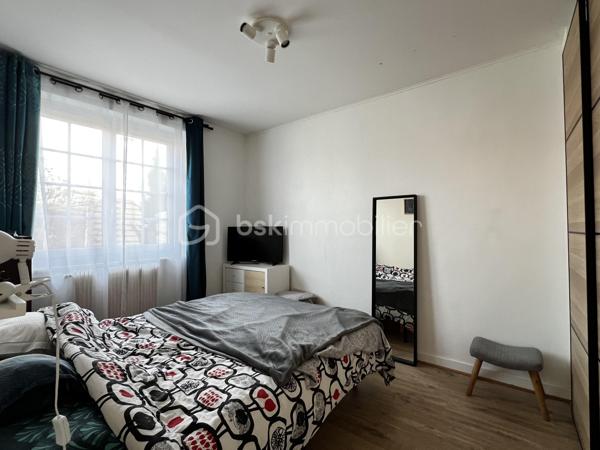 A 10min du centre commercial du Val d’Europe et de la gare RER A, dans le charmant village de Villeneuve le comte, dans un quartier pavillonnaire calme, maison rénovée de 147m2 environ au sol, comprenant au rez de chaussée : une entrée, un séjour de 32m2 environ avec cheminée exposé ouest, une cuisine séparée aménagée et équipée, 2 chambres, un bureau, une salle d’eau, une buanderie et un WC. A l’étage, 2 chambres et une salle de bains avec WC.

A l’extérieur, vous pourrez profiter d’une grande terrasse couverte avec jacuzzi, d’un beau jardin sans vis-à-vis exposé ouest doté d’une cuisine d’été et d’une dépendance de type studio ainsi qu’un garage. Le tout sur un terrain de 440m2 environ. Aucun travaux à prévoir !

Centre ville avec commerces ( boulangerie, pharmacie, épicerie, restaurant, boucher etc) et transports (en direction de Village Nature/DisneyLand Paris/Val d’Europe) à proximité immédiate.