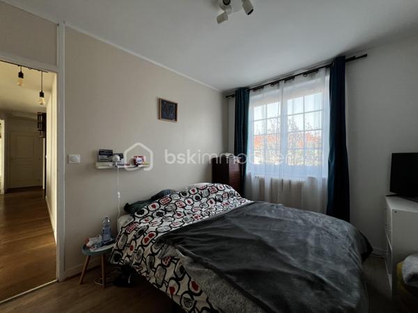 A 10min du centre commercial du Val d’Europe et de la gare RER A, dans le charmant village de Villeneuve le comte, dans un quartier pavillonnaire calme, maison rénovée de 147m2 environ au sol, comprenant au rez de chaussée : une entrée, un séjour de 32m2 environ avec cheminée exposé ouest, une cuisine séparée aménagée et équipée, 2 chambres, un bureau, une salle d’eau, une buanderie et un WC. A l’étage, 2 chambres et une salle de bains avec WC.

A l’extérieur, vous pourrez profiter d’une grande terrasse couverte avec jacuzzi, d’un beau jardin sans vis-à-vis exposé ouest doté d’une cuisine d’été et d’une dépendance de type studio ainsi qu’un garage. Le tout sur un terrain de 440m2 environ. Aucun travaux à prévoir !

Centre ville avec commerces ( boulangerie, pharmacie, épicerie, restaurant, boucher etc) et transports (en direction de Village Nature/DisneyLand Paris/Val d’Europe) à proximité immédiate.