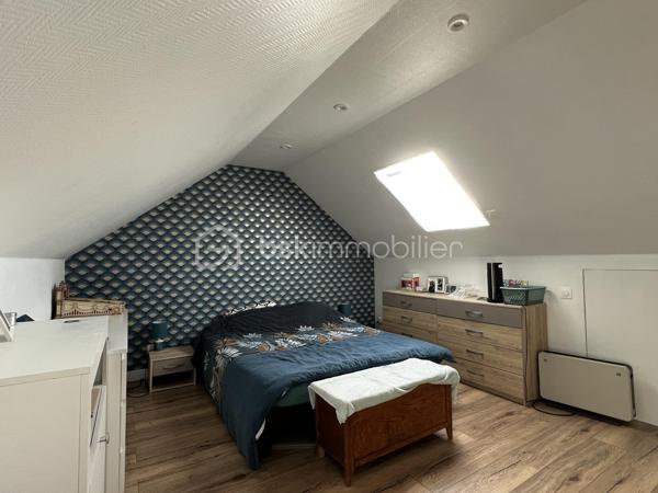 A 10min du centre commercial du Val d’Europe et de la gare RER A, dans le charmant village de Villeneuve le comte, dans un quartier pavillonnaire calme, maison rénovée de 147m2 environ au sol, comprenant au rez de chaussée : une entrée, un séjour de 32m2 environ avec cheminée exposé ouest, une cuisine séparée aménagée et équipée, 2 chambres, un bureau, une salle d’eau, une buanderie et un WC. A l’étage, 2 chambres et une salle de bains avec WC.

A l’extérieur, vous pourrez profiter d’une grande terrasse couverte avec jacuzzi, d’un beau jardin sans vis-à-vis exposé ouest doté d’une cuisine d’été et d’une dépendance de type studio ainsi qu’un garage. Le tout sur un terrain de 440m2 environ. Aucun travaux à prévoir !

Centre ville avec commerces ( boulangerie, pharmacie, épicerie, restaurant, boucher etc) et transports (en direction de Village Nature/DisneyLand Paris/Val d’Europe) à proximité immédiate.