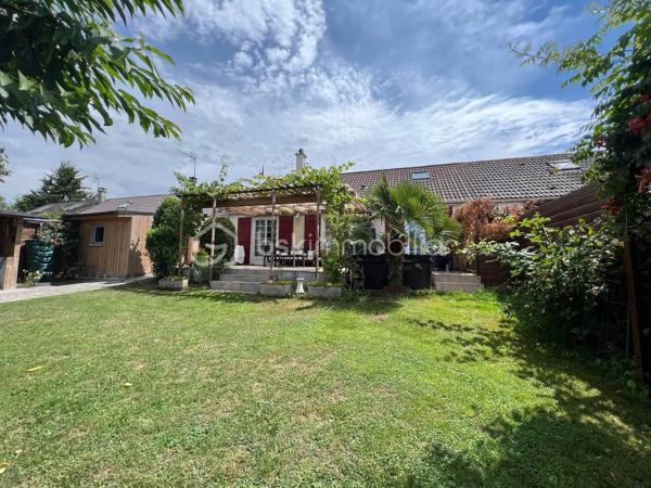 A 10min du centre commercial du Val d’Europe et de la gare RER A, dans le charmant village de Villeneuve le comte, dans un quartier pavillonnaire calme, maison rénovée de 147m2 environ au sol, comprenant au rez de chaussée : une entrée, un séjour de 32m2 environ avec cheminée exposé ouest, une cuisine séparée aménagée et équipée, 2 chambres, un bureau, une salle d’eau, une buanderie et un WC. A l’étage, 2 chambres et une salle de bains avec WC.

A l’extérieur, vous pourrez profiter d’une grande terrasse couverte avec jacuzzi, d’un beau jardin sans vis-à-vis exposé ouest doté d’une cuisine d’été et d’une dépendance de type studio ainsi qu’un garage. Le tout sur un terrain de 440m2 environ. Aucun travaux à prévoir !

Centre ville avec commerces ( boulangerie, pharmacie, épicerie, restaurant, boucher etc) et transports (en direction de Village Nature/DisneyLand Paris/Val d’Europe) à proximité immédiate.