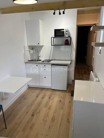 A 10min du centre commercial du Val d’Europe et de la gare RER A, dans le charmant village de Villeneuve le comte, dans un quartier pavillonnaire calme, maison rénovée de 147m2 environ au sol, comprenant au rez de chaussée : une entrée, un séjour de 32m2 environ avec cheminée exposé ouest, une cuisine séparée aménagée et équipée, 2 chambres, un bureau, une salle d’eau, une buanderie et un WC. A l’étage, 2 chambres et une salle de bains avec WC.

A l’extérieur, vous pourrez profiter d’une grande terrasse couverte avec jacuzzi, d’un beau jardin sans vis-à-vis exposé ouest doté d’une cuisine d’été et d’une dépendance de type studio ainsi qu’un garage. Le tout sur un terrain de 440m2 environ. Aucun travaux à prévoir !

Centre ville avec commerces ( boulangerie, pharmacie, épicerie, restaurant, boucher etc) et transports (en direction de Village Nature/DisneyLand Paris/Val d’Europe) à proximité immédiate.