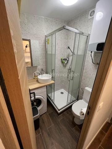 A 10min du centre commercial du Val d’Europe et de la gare RER A, dans le charmant village de Villeneuve le comte, dans un quartier pavillonnaire calme, maison rénovée de 147m2 environ au sol, comprenant au rez de chaussée : une entrée, un séjour de 32m2 environ avec cheminée exposé ouest, une cuisine séparée aménagée et équipée, 2 chambres, un bureau, une salle d’eau, une buanderie et un WC. A l’étage, 2 chambres et une salle de bains avec WC.

A l’extérieur, vous pourrez profiter d’une grande terrasse couverte avec jacuzzi, d’un beau jardin sans vis-à-vis exposé ouest doté d’une cuisine d’été et d’une dépendance de type studio ainsi qu’un garage. Le tout sur un terrain de 440m2 environ. Aucun travaux à prévoir !

Centre ville avec commerces ( boulangerie, pharmacie, épicerie, restaurant, boucher etc) et transports (en direction de Village Nature/DisneyLand Paris/Val d’Europe) à proximité immédiate.