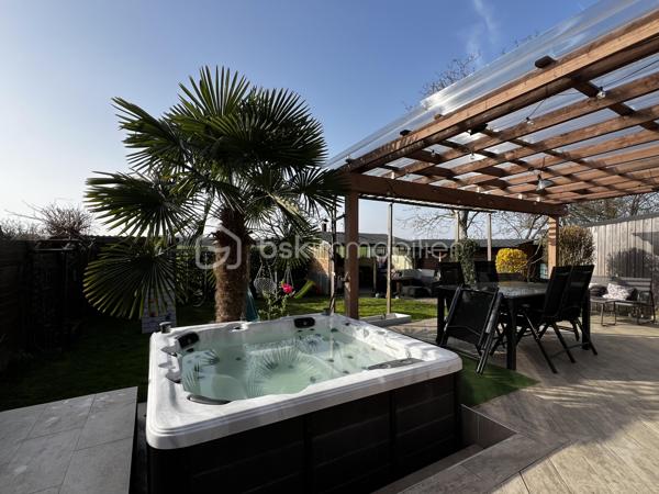 A 10min du centre commercial du Val d’Europe et de la gare RER A, dans le charmant village de Villeneuve le comte, dans un quartier pavillonnaire calme, maison rénovée de 147m2 environ au sol, comprenant au rez de chaussée : une entrée, un séjour de 32m2 environ avec cheminée exposé ouest, une cuisine séparée aménagée et équipée, 2 chambres, un bureau, une salle d’eau, une buanderie et un WC. A l’étage, 2 chambres et une salle de bains avec WC.

A l’extérieur, vous pourrez profiter d’une grande terrasse couverte avec jacuzzi, d’un beau jardin sans vis-à-vis exposé ouest doté d’une cuisine d’été et d’une dépendance de type studio ainsi qu’un garage. Le tout sur un terrain de 440m2 environ. Aucun travaux à prévoir !

Centre ville avec commerces ( boulangerie, pharmacie, épicerie, restaurant, boucher etc) et transports (en direction de Village Nature/DisneyLand Paris/Val d’Europe) à proximité immédiate.