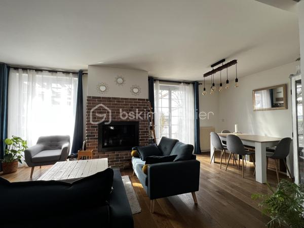 A 10min du centre commercial du Val d’Europe et de la gare RER A, dans le charmant village de Villeneuve le comte, dans un quartier pavillonnaire calme, maison rénovée de 147m2 environ au sol, comprenant au rez de chaussée : une entrée, un séjour de 32m2 environ avec cheminée exposé ouest, une cuisine séparée aménagée et équipée, 2 chambres, un bureau, une salle d’eau, une buanderie et un WC. A l’étage, 2 chambres et une salle de bains avec WC.

A l’extérieur, vous pourrez profiter d’une grande terrasse couverte avec jacuzzi, d’un beau jardin sans vis-à-vis exposé ouest doté d’une cuisine d’été et d’une dépendance de type studio ainsi qu’un garage. Le tout sur un terrain de 440m2 environ. Aucun travaux à prévoir !

Centre ville avec commerces ( boulangerie, pharmacie, épicerie, restaurant, boucher etc) et transports (en direction de Village Nature/DisneyLand Paris/Val d’Europe) à proximité immédiate.